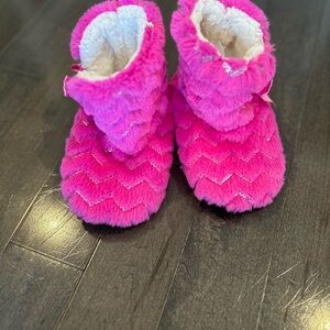 Justice. S-M Total Girl Pink Fuzzy Slipper Boots.